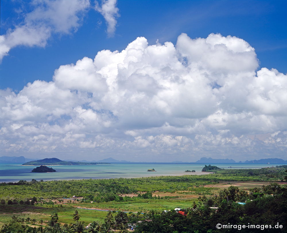 Kho Lanta
Schlüsselwörter: Urlaub, Insel, Strand, blau, Wasser, Meer, Himmel, Erholung, Entspannung, Romantik, romantisch, Idylle, Ruhe, Sonne, WÃ¤rme, warm, tropisch, Asien, Fernreise, Licht, Klischee, Wolken,