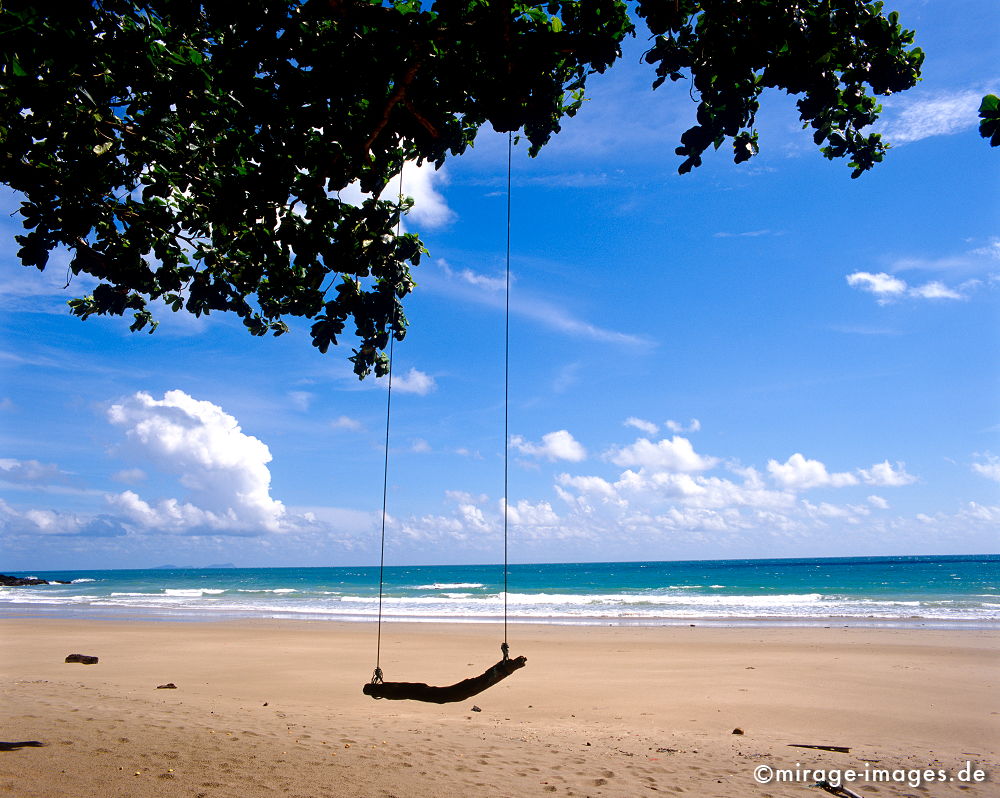 Schaukel
Klong Jark Bungalows 
Schlüsselwörter: Insel, Strand, blau, Wasser, Meer, Himmel, Erholung, Entspannung, Romantik, romantisch, Idylle, idyll, Einsamkeit, Ruhe, Sonne, WÃ¤rme, warm, Licht, Klischee, Postkarte, Wolken, Sand, Baum, BlÃ¤tter, Schatten,