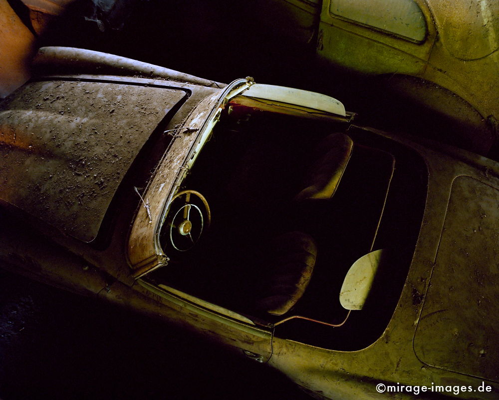 Mercedes Benz
Kaufdorf Grbetal
Schlüsselwörter: Oldtimer, Staub, Verfall, morbid, Zeit, Auto, Verkehr, antik, Transport, Rost, Schmutz, verfallen, pittoresk, Nostalgie, Zeitalter, historisch, Geschichte, Relikt, gebraucht, verbraucht, Automobil, alt, ausgedient, Fetisch, Wrack, Technik, Technologie,