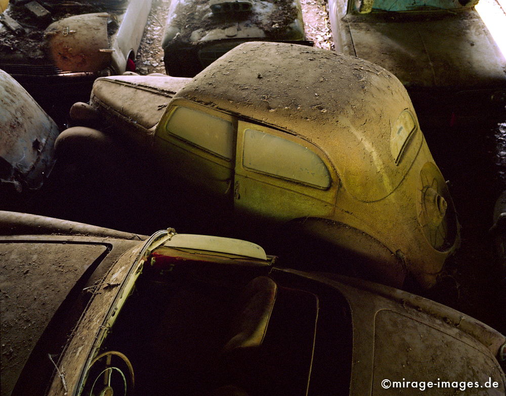 Junkyard
Kaufdorf Gürbetal
Schlüsselwörter: Oldtimer, Staub, Verfall, morbid, Zeit, Auto, Verkehr, antik, Transport, Rost, Schmutz, verfallen, pittoresk, Nostalgie, Zeitalter, historisch, Geschichte, Relikt, gebraucht, verbraucht, Automobil, alt, ausgedient, Fetisch, Wrack, Technik, Technologie,