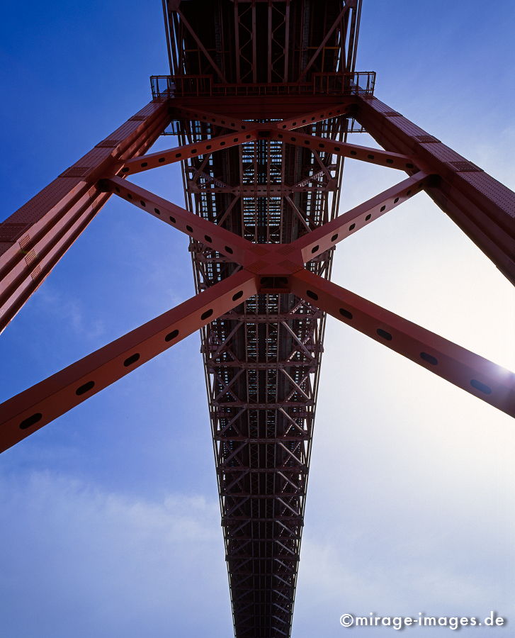 Ponte 25 de Abril
Lissabon
Schlüsselwörter: architecture1, Sonne, Brücke, warm, gross, riesig, gigantisch, Architektur, Bauwerk, Tejo, Fluss, Verkehr, Infrastrucktur, Verbindung, Schlagader, Stahl, Eisen, Ingenieurskunst, rot Himmel, blau, von unten, Untersicht, Fahrbahn, hoch,
