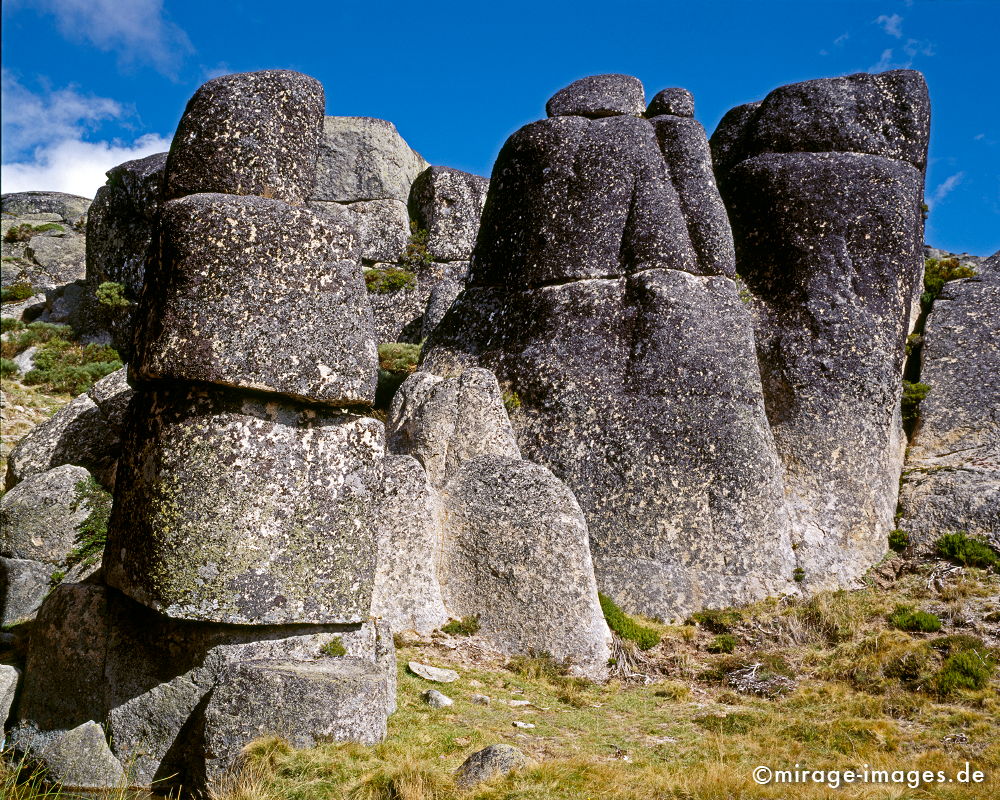 Rockformation
Serra da Estrela
Schlüsselwörter: Stein, Gletscher, Berge, Felsen, fantastisch, Magie, magisch, Fantasie, Geschichte, Geologie, Landschaft, Natur, natürlich, alt, surreal, unwirklich, Schönheit, Reise, rund, weich, ocker, Granit, Naturschutzgebiet, Reiseziel, Tourismus, geschützt,