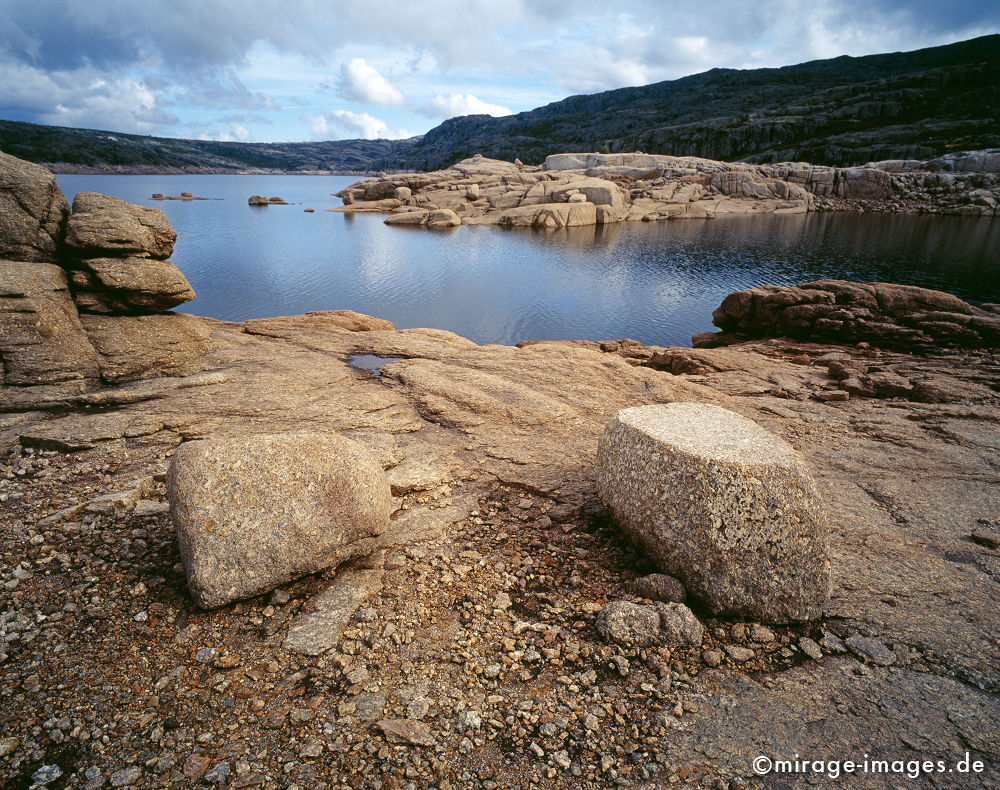 Lagoa Comprida
Serra da Estrela
Schlüsselwörter: See, Stausee, Steine, Felsen, Weite, Trinkwasser, Natur, natÃ¼rlich, klar, rein, sauber, einsam, Resource, Versorgung, Trockenheit, Ã–kologie, Energie, unberÃ¼hrt,