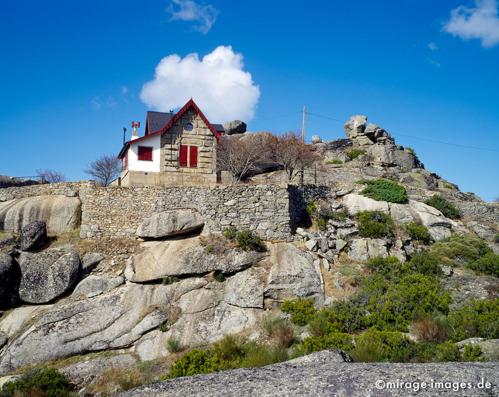 House on the Hill
Serra da Estrela
Schlüsselwörter: Stein, alt, Ausblick, GebÃ¤ude, Felsen, Himmel, blau, Berg, idyllisch, romantisch, einsam, Einsamkeit, zeitlos, Architektur, friedlich, Frieden, Wolken,