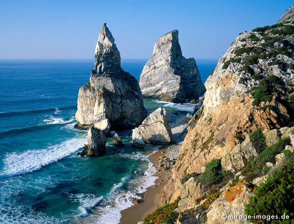 Ursa
Azoia
Schlüsselwörter: Küste, Felsen, Meer, Strand, wild, türkis, rein, Wellen, Gischt, einsam, Einsamkeit, blau, Himmel, Urlaub, Erholung, Ferien, steil, Steilküste, Westküste, rau, rauh, Natur, natürlich, Landschaft, Wasser, Atlantik, Europa,