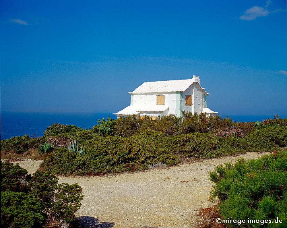 Casa do Arquitecto
Azenhas do Mar
Schlüsselwörter: Urlaub, Sommer, Reise, Romantik, romantisch, Sehsucht, Süden, mediterran, weiss, blau, Meer, Küste, Baum, Entspannung, entspannen, Haus, Gebäude, Himmel, Ausblick, Weite, Vegetation, Idylle, idyllisch,