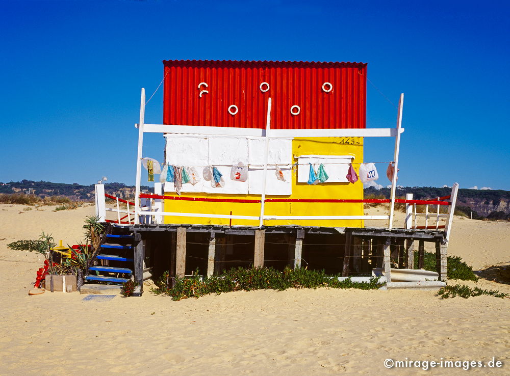 Strandhut
Costa da Caparica
Schlüsselwörter: farbig, bunt, Sonne, Meer, Himmel, blau, einfach, idyllisch, romantisch, rot, gelb, Sand, farbenfroh, Farbe, Wärme, Urlaub, Ferien, Strand, Holz, Balkon, Eingang,