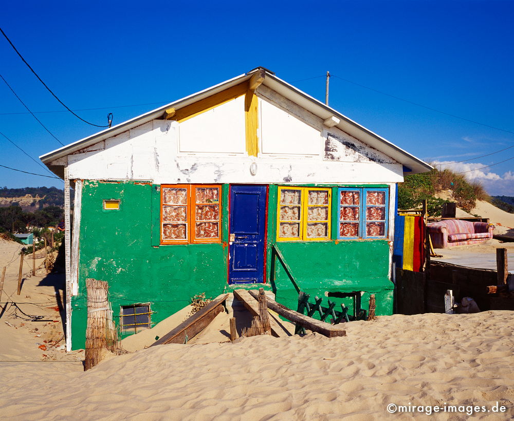 Strandhut
Costa da Caparica
Schlüsselwörter: farbig, bunt, Sonne, Meer, Himmel, blau, einfach, idyllisch, romantisch, grün, weiss, Sand, farbenfroh, Farbe, Wärme, Urlaub, Ferien, Strand, Fenster, Eingang, Holz,