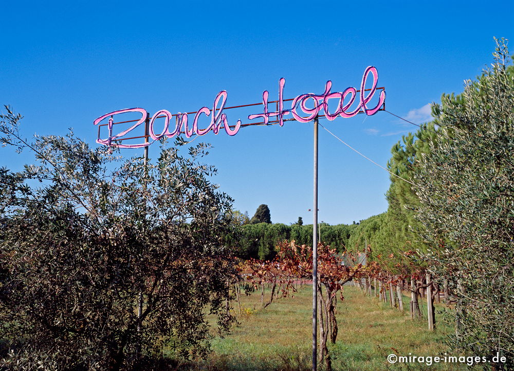 Ranch Hotel
Gavorrano Toskana
Schlüsselwörter: Unterkunft, amerikanisch, Werbung, Typografie, Vegetation, Olivenhain, BÃ¤ume, Baum, absurd, deplaziert, mediterran,