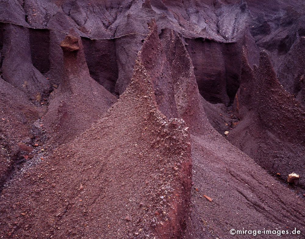 Le Roste
alte Kupferbergbauhalde an der Merse
Schlüsselwörter: Steine, alt, Felsen, historisch, Bergbau, Mine, Kupfer, rot violett, Erosion, Skulptur, Landschaft, Wasser, zerfurcht, Bewegung, weich, Lila, gelb, Bach, rinnen, fliessen, Montan, Abbau, Halde, historisch, Umwelt, Toskana,