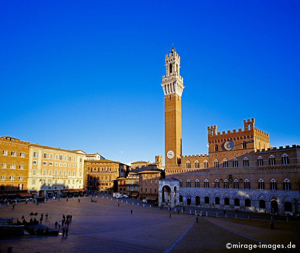 Piazza del Campo
Sienna
Schlüsselwörter: Torre del Mangia, alt, GebÃ¤ude, romantisch, zeitlos, Architektur, antik, historisch, Theater, Platz, Pflasterung, Backstein, Palast, Etrusker, rot, SehenswÃ¼rdigkeit, Tourismus, mediterran, Romantik, Politik, Zentrum, Turm, abends, blau, Himmel,