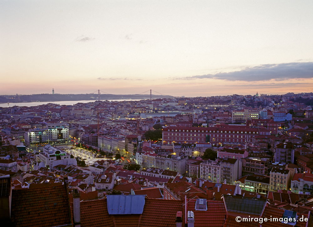 Overview at dawn
Lisboa
Schlüsselwörter: Grosstadt, beleuchtet, nachts, Lichter,