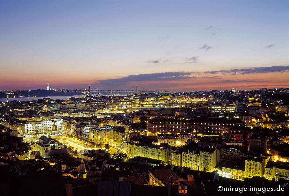 Overview at dawn
Lisboa
Schlüsselwörter: Grosstadt, beleuchtet, nachts, Lichter,