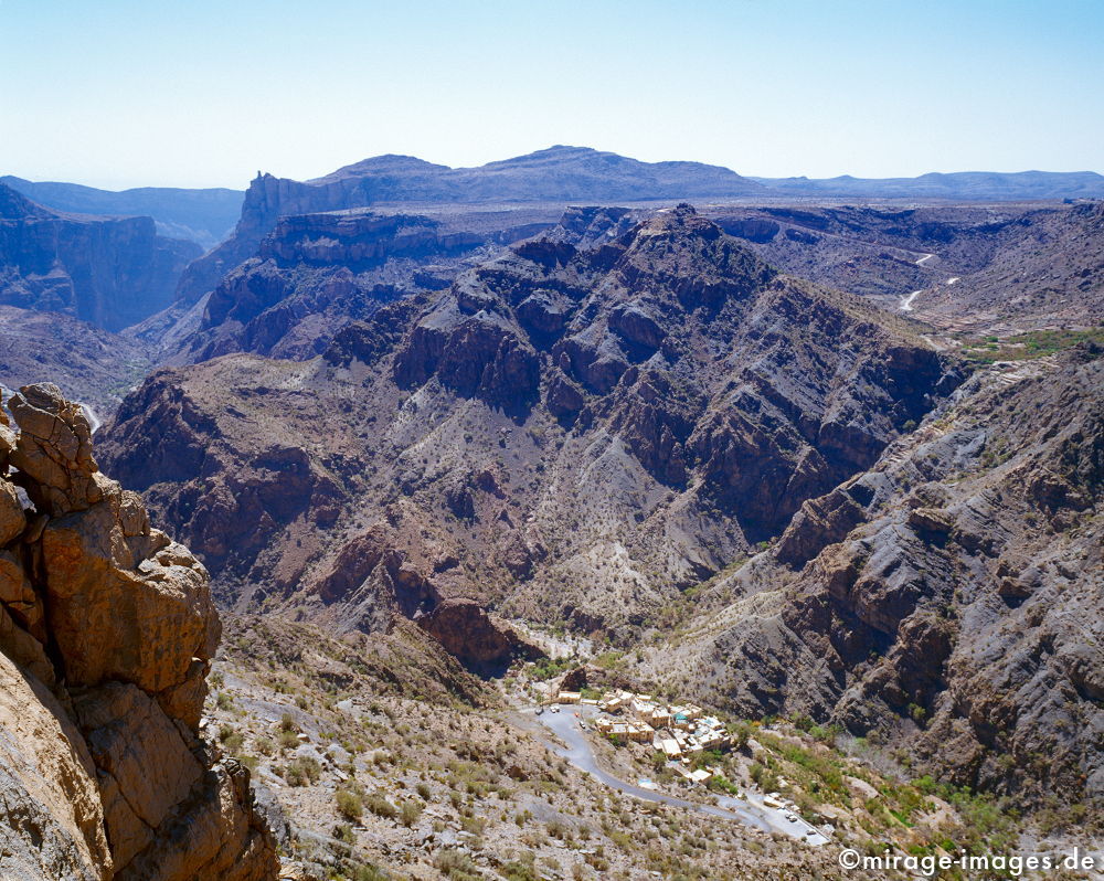 Mountainscape
Al Jabal Al Akhdar
Schlüsselwörter: Stein, Berg, Schlucht, Felsen, Einsamkeit, einsam, schroff, ruhig, friedlich, Frieden, Ruhe, Stille, schön, Schönheit, spektakulär, Plateau, rauh, unberührt, ursprünglich, überleben, Karst, Gebirge, Ödland, abgeschieden, Geologie, karg, Busch, Stra