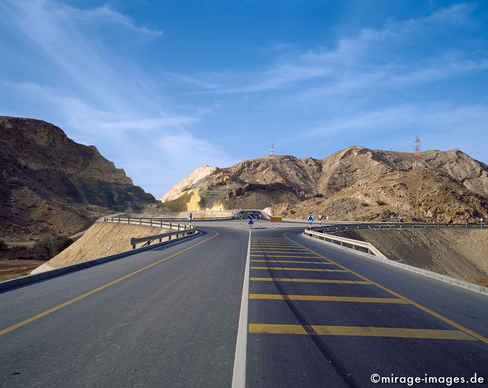 Highway
near Muscat
Schlüsselwörter: abgeschieden, menschenleer, neu, Himmel, blau, Strasse, modern, Infrastruktur, Verkehr, Fortschritt, ErschlieÃŸung, Modernisierung, Kreisverkehr, Umbau, 