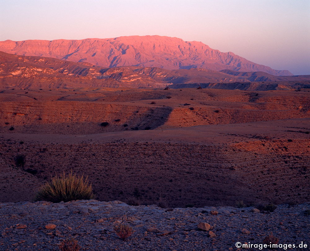 Sunset in the mountains
Al Hajar Ash Sharqi
Schlüsselwörter: Karst, Gebirge, Ödland, karg, Schlucht, Berg, Felsen, Einsamkeit, einsam, schroff, ruhig, friedlich, Ruhe, Stille, Schönheit, spektakulär, schroff, rauh, unberührt, ursprünglich, überleben, Dämmerung, Sonnenuntergang, rot, Erosion, Umwelt, Geologie