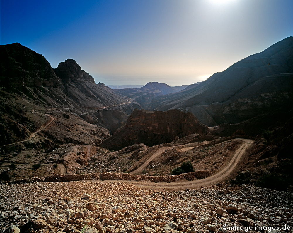 Gravel Road
Eastern Hajar Salmah Plateau
Schlüsselwörter: Berge, Felsen, Einsamkeit, einsam, schroff, friedlich, Frieden, Ruhe, Stille, spektakulär, schroff, rauh, unberührt, ursprünglich, überleben, Karst, Gebirge, Ödland, abgeschieden, menschenleer, Geologie, Himmel, blau, Strasse, Schotterweg, Infrastruk