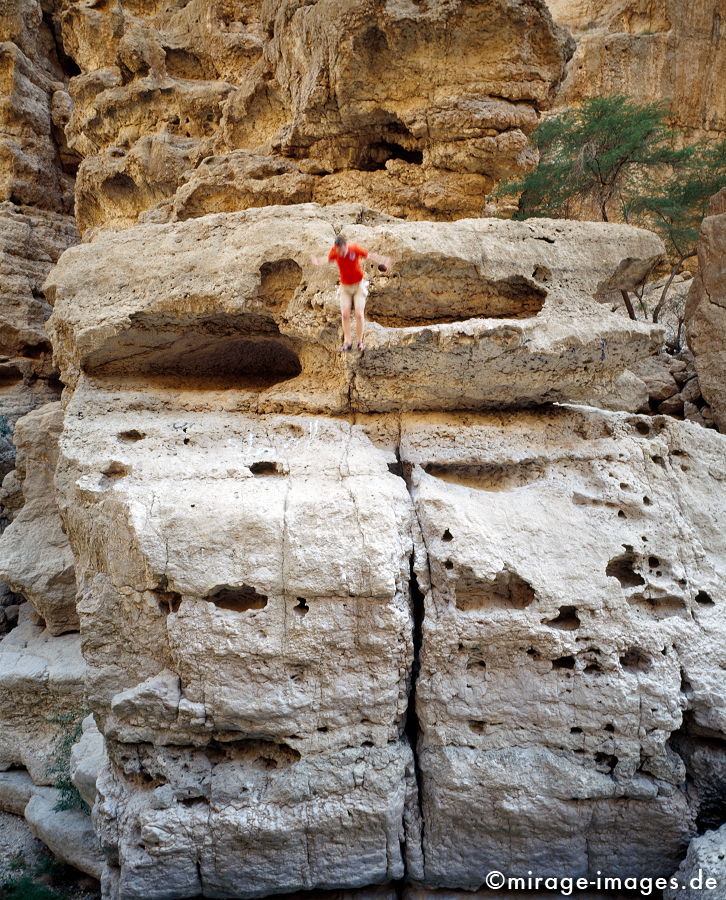 The Man and the Rock
Wadi Ash Shab
Schlüsselwörter: Wasser, Landschaft, klar, rein, sauber, Sauberkeit, pool, Felsen, Mutprobe, springen, Sprung, springen, tief, Jugendlicher, Mensch, Hormone, Wadi, Oase, Selbstfindung, Held, DraufgÃ¤nger, Thrill, Reiz, Verlockung, 