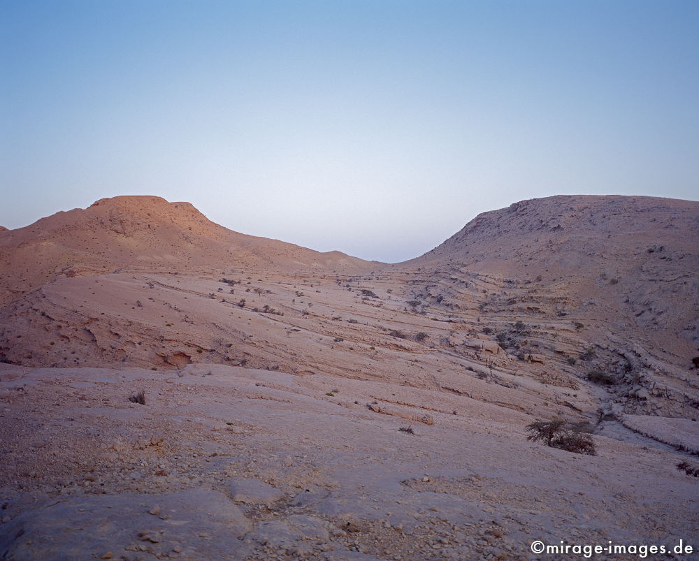 Mountainscape
Selmeh Selma Plateau
Schlüsselwörter: Stein, Schlucht, sauber, Berg, Felsen, Einsamkeit, einsam, schroff, ruhig, friedlich, karg, Ruhe, Stille, schön, Schönheit, spektakulär, schroff, rauh, unberührt, ursprünglich, überleben, Karst, Gebirge, Busch, Dämmerung, Hügel, blaue Stunde, Ödl