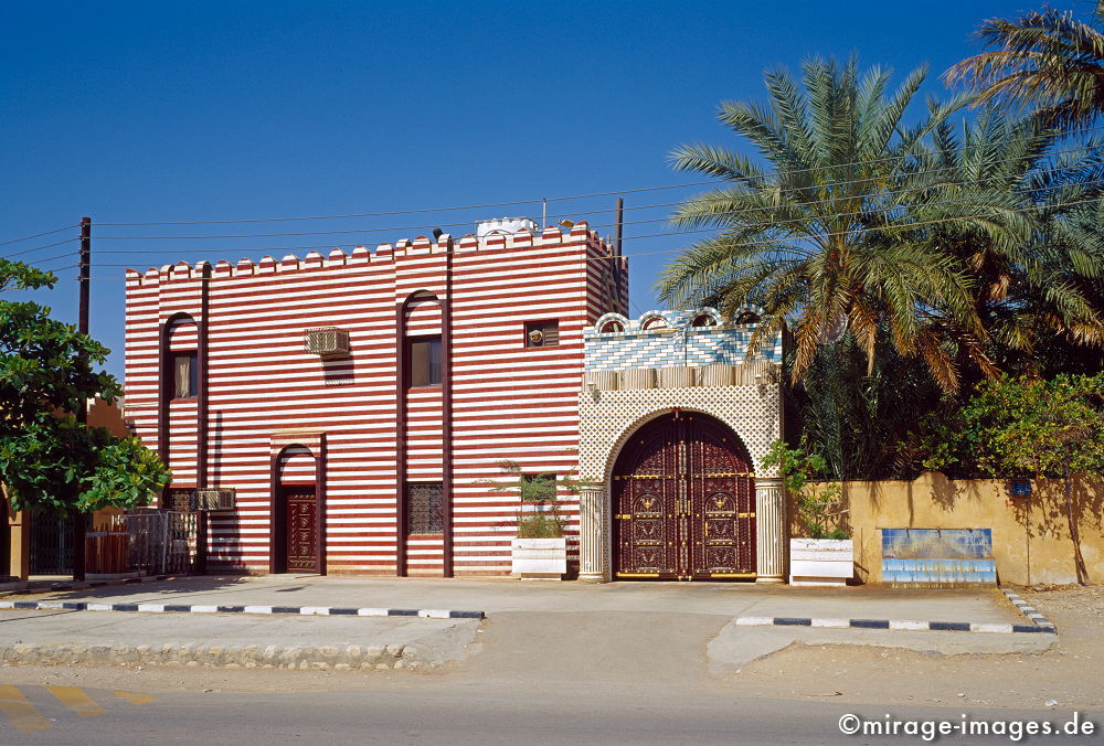 Traditional House
near Wadi Bani Khalid
Schlüsselwörter: Haus, Streifen rot, weiss, orientalisch, traditionell, Gebäude, Strasse, Prunk, Wohlstand, warm, Sonne, exotisch, romantisch, Trockenheit, trocken, Hitze, arabisch, 