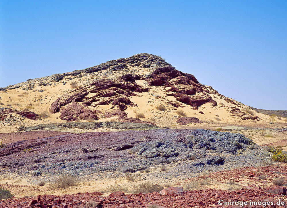 Desert Mountain
Wahiba Sharquiya Sands 
Schlüsselwörter: Stein, Felsen, Einsamkeit, einsam, schroff, schÃ¶n, SchÃ¶nheit, spektakulÃ¤r, schroff, rauh, unberÃ¼hrt, ursprÃ¼nglich, weich, Erosion, Umwelt, Leere, Karst, Gebirge, Ã–dland, abgeschieden, menschenleer, Geologie, karg, farbig, bunt, rot violett, Sand, Hi