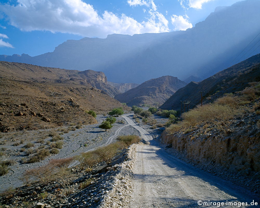 Mountain Road
Western Hajar
Schlüsselwörter: Gebirge, Piste, Ã–dland, abgeschieden, menschenleer, Geologie, Himmel, blau, Wolken, Strasse, Schotterweg, Infrastruktur, Verkehr, Fortschritt, ErschlieÃŸung, Sonne, Leere, karg, Felsen, Einsamkeit, einsam, schroff, spektakulÃ¤r, 