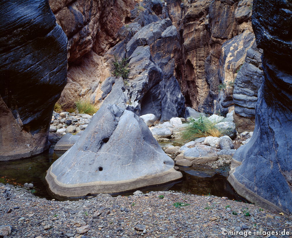 Snake Canyon 
Wadi Bani Awf
Schlüsselwörter: Wadi, Flussbett, Wasser, Erfrischung, Stein, Schlucht, Fluss, klar, natÃ¼rlich, Wildnis, Berg, Felsen, Einsamkeit, einsam, schroff, ruhig, Ruhe, Stille, schÃ¶n, SchÃ¶nheit, spektakulÃ¤r, rauh, unberÃ¼hrt, ursprÃ¼nglich, weich, rund, Kieselsteine, Natur,