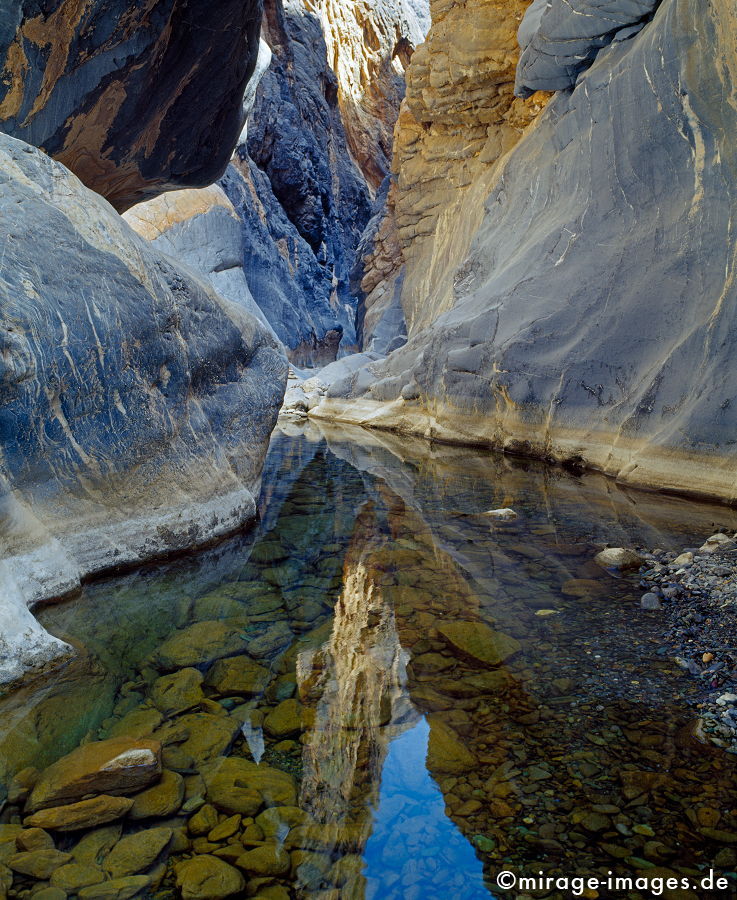 Snake Canyon 
Wadi Bani Awf
Schlüsselwörter: Wadi, Flussbett, Wasser, Erfrischung, Stein, Schlucht, Fluss, klar, sauber, Berg, Felsen, Einsamkeit, einsam, schroff, ruhig, friedlich, Frieden, Ruhe, Stille, schÃ¶n, SchÃ¶nheit, spektakulÃ¤r, rauh, unberÃ¼hrt, glasklar, ursprÃ¼nglich, weich, rund, Refle