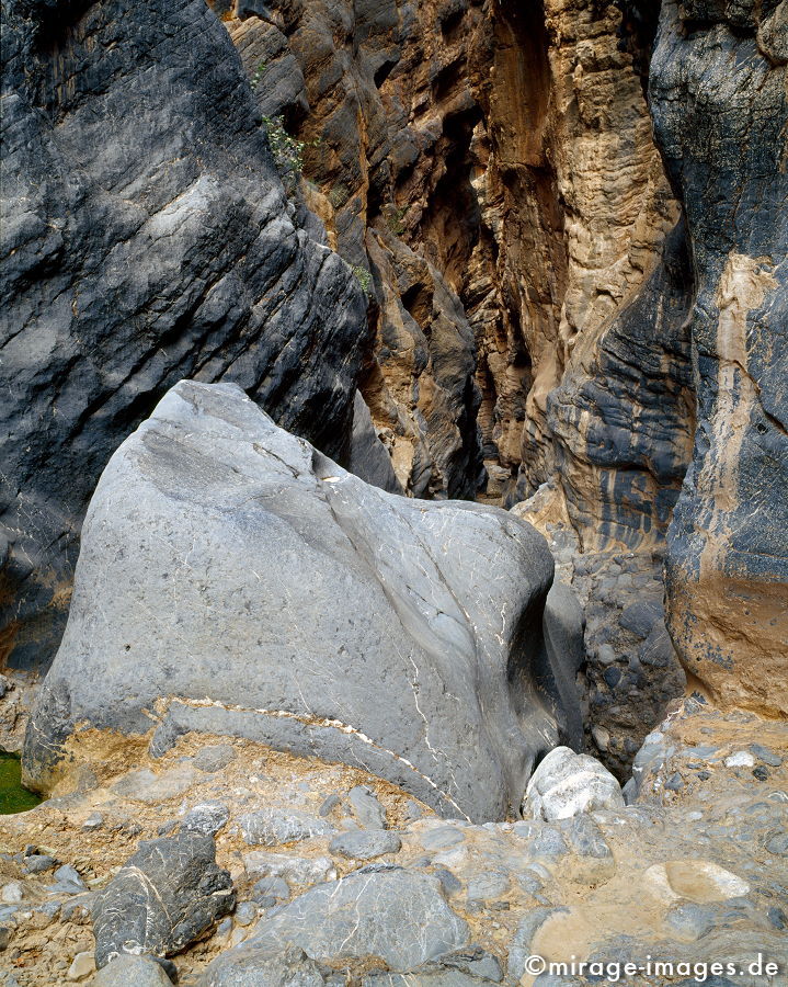 Snake Canyon 
Wadi Bani Awf
Schlüsselwörter: Wadi, Flussbett, Wasser, Erfrischung, Stein, Schlucht, Fluss, natürlich, Wildnis, Berg, Felsen, Einsamkeit, einsam, schroff, ruhig, Ruhe, Stille, schön, Schönheit, spektakulär, rauh, unberührt, ursprünglich, weich, rund, Kieselsteine, Natur,