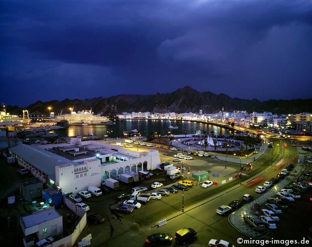 Al Corniche 
Muscat
Schlüsselwörter: Attraktion, einladend, Hauptstadt, nachts, Lichter, beleuchtet, Stadtteil, AtmosphÃ¤re, Promenade, Stadt, Schiff, Zentrum, See, Hafen, DÃ¤mmerung, Infarstruktuktur ,Ãœbersicht, Architektur, GebÃ¤ude, HÃ¤user, Verkehr, Autos, modern, el Said, Wasser, 