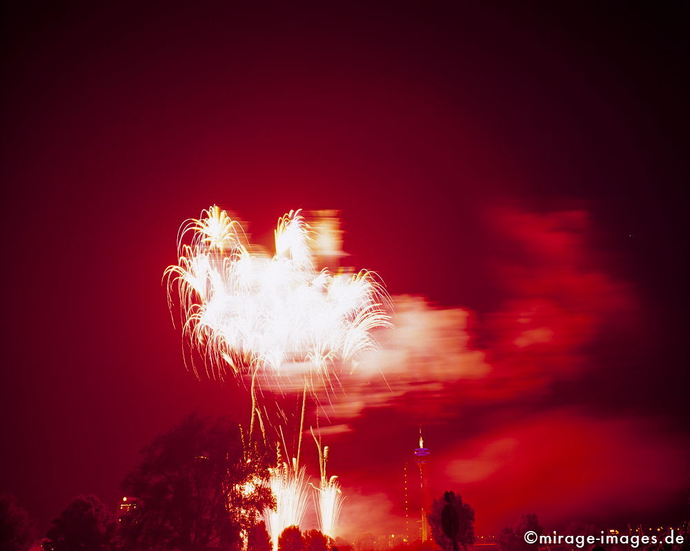 Nightblossom
Düsseldorf
Schlüsselwörter: Feuerwerk, japanisch, Event, nachts, Nacht, schwarz, Himmel, farbig, bunt, Traum, Ereignis,