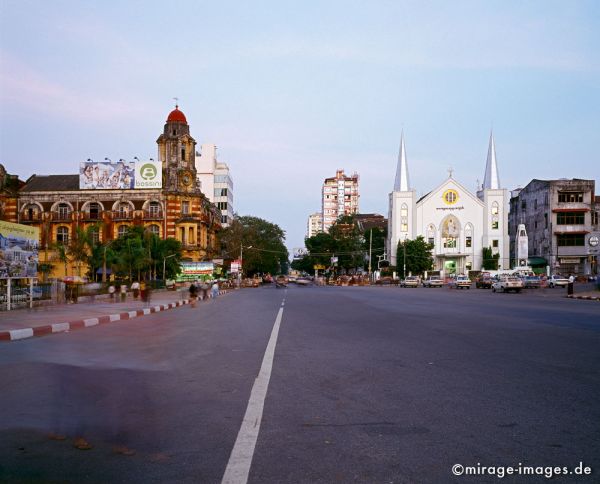 Near Sule Paya
Yangon (Rangoon)
Schlüsselwörter: Hauptstadt, Zentrum, Strasse, Bewegung, Fussgänger, Innenstadt, Kolonialbauten, britisch, Architektur, Stadt, städtisch, Kirche, Birma, Burma, Myanmar, Südost Asien, Entwicklungsland, Tropen, Armut, Fernreise, Reise, Kultur, Tourismus, exotisch