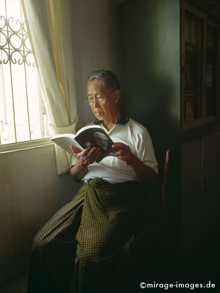 U Win Han reading Albert Schweitzer
Teacher and Seeker in Yangon
Schlüsselwörter: Philosoph, Portrait, Intellektueller, Rentner, gebildet, Bildung, lesen, Buch, belesen, Fenster Licht, GemÃ¤lde, Lehrer, Birma, Burma, Myanmar, SÃ¼dost Asien, mixed1