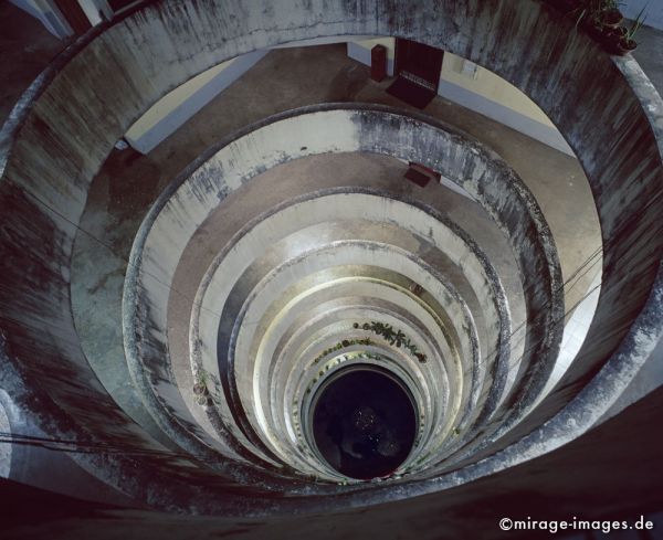 Stairwell
Yangon (Rangoon)
Schlüsselwörter: Treppenhaus, rund, Architektur, beleuchtet, nachts, symmetrisch, Spirale, verwittert, Beton, schmutzig, Patina, Tiefe, fallen, Sog, Hochhaus, GebÃ¤ude, hoch, Birma, Burma, Myanmar, SÃ¼dost Asien, Entwicklungsland, Tropen, Armut, Architecture1