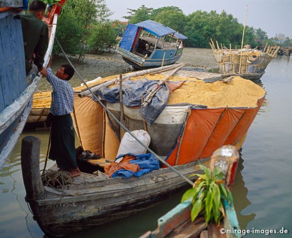 The Art of Transportation
Sittwe
Schlüsselwörter: Transport, Verkehr, ErnÃ¤hrung, Nahrungsmittel, Reis, Burmesen, Personen, Boot, Schiff, Kahn, Wasser, Fluss, Ã¼berladen, voll, Maximum, Ã¶konomisch, Ufer, kunstvoll, Birma, Burma, Myanmar, SÃ¼dost Asien, Entwicklungsland, Tropen, Armut, Kultur, Reise, 