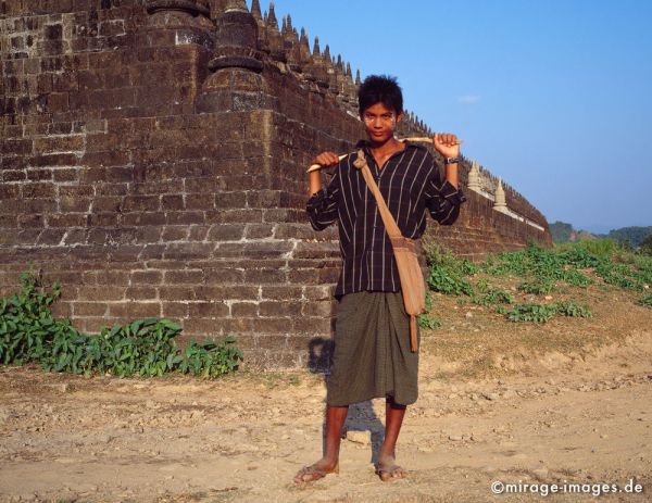 Herder
Mrauk - U
Schlüsselwörter: Junge, Stock, Burmese, Tasche, Longhi, ländlich, Tempel, trocken, Sonne, heiss, Himmel, Hirte, Hirtenjunge, Tanaka, jung, entspannt, Birma, Burma, Myanmar, Südost Asien, Entwicklungsland, Tropen, Armut, mixed1, Reise, Kultur, Tourismus, exotisch