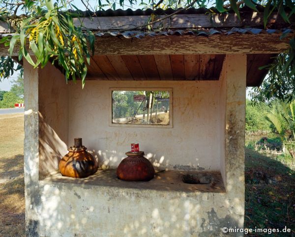 Stopover with potable water
Mrauk - U
Schlüsselwörter: Trinkwasser, Gebäude, Krüge, Tonkrüge, Spiegel, idyllisch, Patina, Birma, Burma, Myanmar, Südost Asien, Entwicklungsland, Tropen, Armut, Fernreise, Reise, Kultur, Tourismus, exotisch, touristische Attraktion, Reiseziel, 