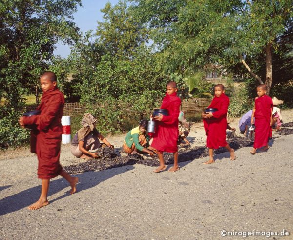 Monks and forced labour
Mrauk - U
Schlüsselwörter: MÃ¶nche, betteln, Kinder, barfuss, rot, Strasse, Reparatur, MÃ¤dchen, Teer, Ausbeutung, Steine, Zwangsarbeit, Sonne, Gift, HÃ¤nde, Infrastruktur, Asphalt, archaisch, einfach, schÃ¤dlich, verletzen, roh, Birma, Burma, Myanmar, SÃ¼dost Asien, Entwicklungsla