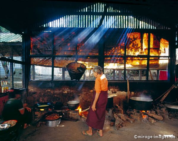 Kitchen in the elephant hide forest hermitage 
Sin Pon Taw Ya Kyaung Bago
Schlüsselwörter: Essen, Ernährung, Rauch, Küche, Zubereitung, Dunst, Personen, Feuer, Töpfe, Frau, alt, Patina, Wok, Hunger, Appetit, Sonnenstrahlen, Birma, Burma, Myanmar, Südost Asien, Entwicklungsland, Tropen, Armut, Fernreise, Reise, Kultur, 