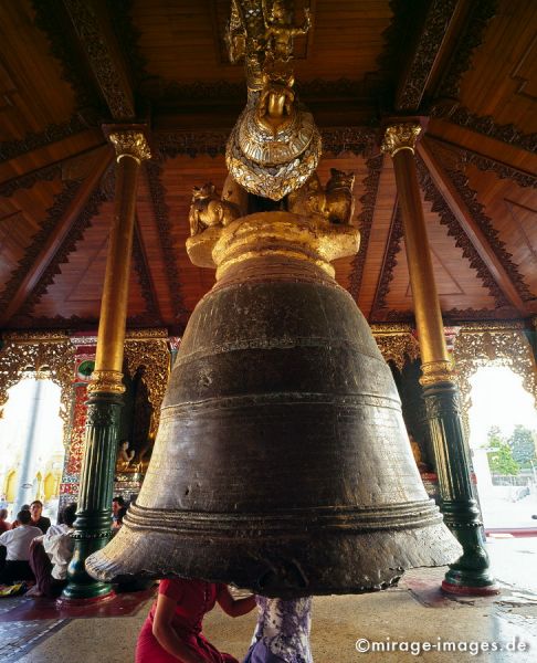 Maha Ganda Bell 
Shwedagon Pagoda Yangon 
Schlüsselwörter: Glocke, magisch, Skulptur, Symbol, Bronze, eindrucksvoll, beeindruckend, erhaben, Heiligtum, Tempel, Kraft, Meditation, Buddhismus, Religion, SpiritualitÃ¤t, Anbetung, Ruhe, zeitlos, SchÃ¶nheit, Stille, Frieden, friedlich, heilig, Entspannung, entspannen,