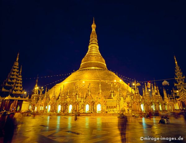 Shwedagon Paya
Yangon
Schlüsselwörter: Ritual, magisch, Kerzen, beten, nachts, Pagode, Stupa, gold, Skulptur, erhaben, Heiligtum, Tempel, Kraft, Meditation, Buddhismus, Religion, Spiritualität, Anbetung, Ruhe, zeitlos, Schönheit, Stille, Frieden, friedlich, heilig, Glauben, Weisheit, Liebe