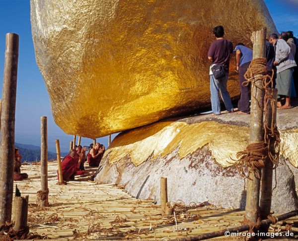 Puja 
Golden Rock of Kyaiktiyo Pagoda
Schlüsselwörter: magisch, MÃ¶nche, Bambus, beten, Felsen, gold, Skulptur, gigantisch, riesig, spektakulÃ¤r, Balance, eindrucksvoll, imposant, beeindruckend, erhaben, Heiligtum, Tempel, Kraft, Meditation, Buddhismus, Religion, SpiritualitÃ¤t, Anbetung, Ruhe, zeitlos, 