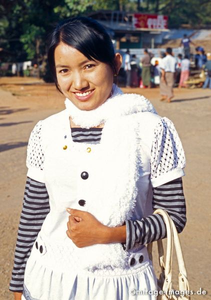 Young Burmese Girl
Kinpun
Schlüsselwörter: mixed1, MÃ¤dchen, jung, schrill, stylisch, modern, Jugend, weiblich, gestylt, Mode, modisch, weiss, Birma, Burma, Myanmar, SÃ¼dost Asien, Entwicklungsland, Tropen, Armut, Fernreise, Reise, Kultur, Tourismus, exotisch, touristische Attraktion, Reiseziel, 