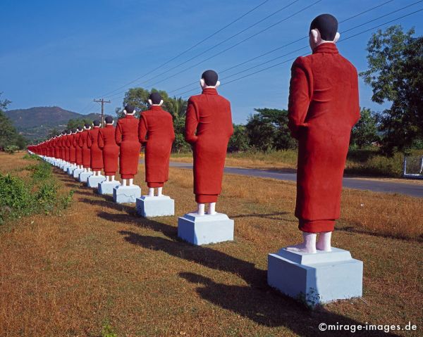 Some of 500 itinerant monks statues
Mawlamyine (Moulmein)
Schlüsselwörter: Buddha, Skulptur, Buddhismus, Religion, Spiritualität, zeitlos, Kontemplation, Sinnsuche, Kunst, Schutz, beschützen, Aura, Geist, göttlich, Würde, Glauben, Weisheit, Zufriedenheit, Glück, Birma, Burma, Myanmar, Südost Asien, Entwicklungsland, Tropen