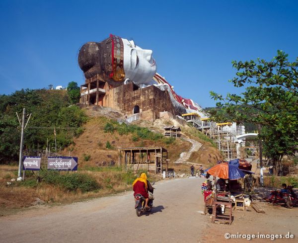 Giant Reclining Buddha at Win Sein Tae Ya Monastery
Mawlamyine (Moulmein)
Schlüsselwörter: Buddha, Skulptur, gigantisch, riesig, spektakulÃ¤r, liegend, eindrucksvoll, imposant, beeindruckend, erhaben, Heiligtum, Tempel, Kraft, Meditation, Buddhismus, Religion, SpiritualitÃ¤t, Anbetung, Ruhe, zeitlos, SchÃ¶nheit, Stille, Frieden, friedlich, heil