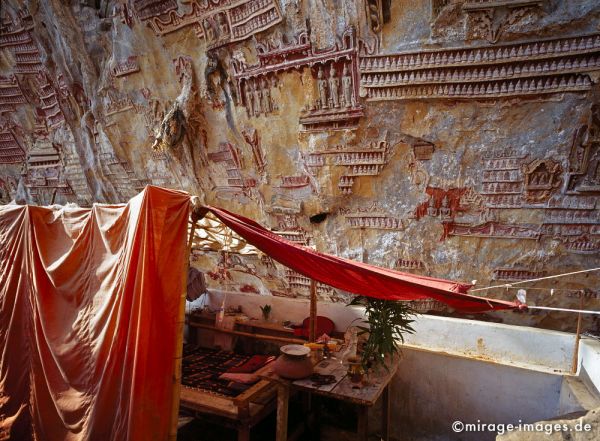 Kawgun Cave
Hpa -an
Schlüsselwörter: Höhle, Stein, Lehm, Heiligtum, Tempel, Kraft, Meditation, Buddhismus, Religion, Spiritualität, Anbetung, Ruhe, Skulptur, zeitlos, Schönheit, Stille, Frieden, friedlich, heilig, Entspannung, entspannen, Liebe, Menschlichkeit, Kontemplation, Liebe, Buddh