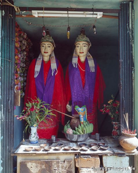 Nats inside Kyauk Kalap
Hpa - an
Schlüsselwörter: GÃ¶tter, Zauberer, Geister, heilig, Ã¼bernatÃ¼rlich, Wesen, Buddhismus, Glauben, Schutz, Verehrung, Animismus, Schrein, Birma, Burma, Myanmar, SÃ¼dost Asien, Reise, Kultur, Tourismus, exotisch, touristische Attraktion, 