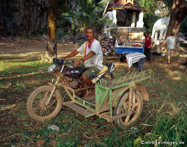 Motorbike in front of Saddar Cave
Hpa - an
Schlüsselwörter: Fahrzeug, Dreirad, Motorrad, Seitenwagen, Transportmittel, Fahrer, Stolz, Birma, Burma, Myanmar, SÃ¼dost Asien, Entwicklungsland, Tropen, Armut, Fernreise, Reise, Kultur, Tourismus, exotisch, touristische Attraktion, Reiseziel, 