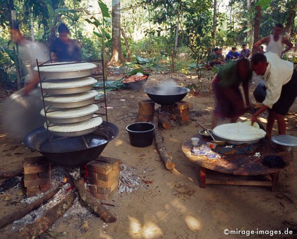 Cooking rice for a village celebration
Hpa - an
Schlüsselwörter: ErnÃ¤hrung, Fest, Reis, KÃ¼che, draussen, Feuer, Appetit, aussen, Essen, Dorf, Dorffest, Birma, Burma, Myanmar, SÃ¼dost Asien, Entwicklungsland, MilitÃ¤rdiktatur, UnterdrÃ¼ckung, Tropen, Armut, Fernreise, Reise, Kultur, Tourismus, exotisch, touristische A