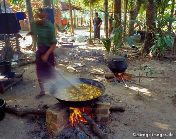 Cooking for a village celebration
Hpa - an
Schlüsselwörter: Ernährung, Fest, Reis, Küche, draussen, Feuer, Appetit, aussen, Essen, Dorf, Dorffest, Wok, Birma, Burma, Myanmar, Südost Asien, Entwicklungsland, Tropen, Armut, Fernreise, Reise, Kultur, Tourismus, exotisch, touristische Attraktion, Reiseziel, 